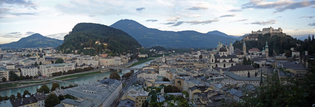 „Salzburg grosse Panorama original“ von Acritely - self-made / eigene Arbeit. Lizenziert unter GFDL über Wikimedia Commons - https://commons.wikimedia.org/wiki/